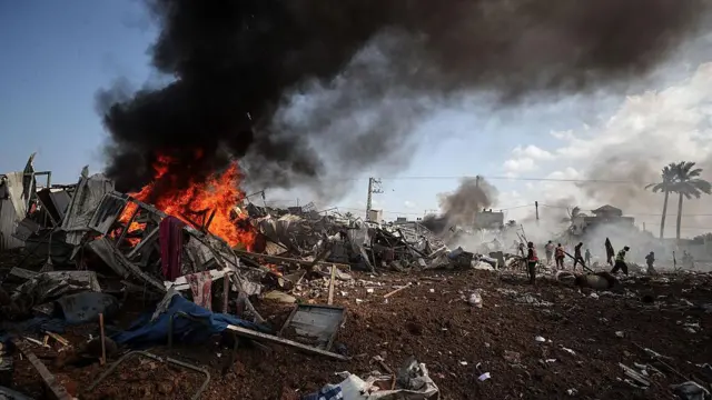 ग़ज़ा में फलस्तीनियों के एक कैंप पर हमला