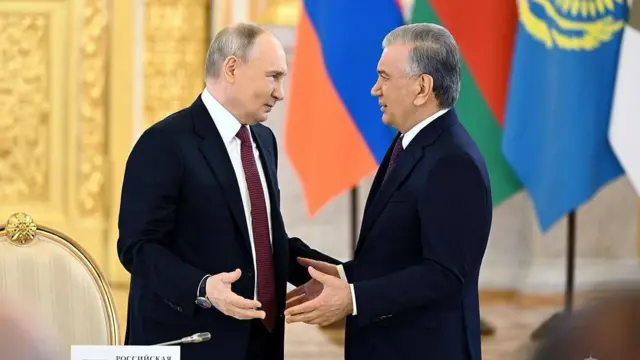 Икки давлат раҳбарлари қарши тарафнинг санъаткорларини тақдирлаган