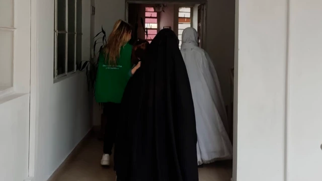 Autoridades colombianas acompañan a dos mujeres vestidas con la indumentaria austera y larga habitual de Lev Tahor.