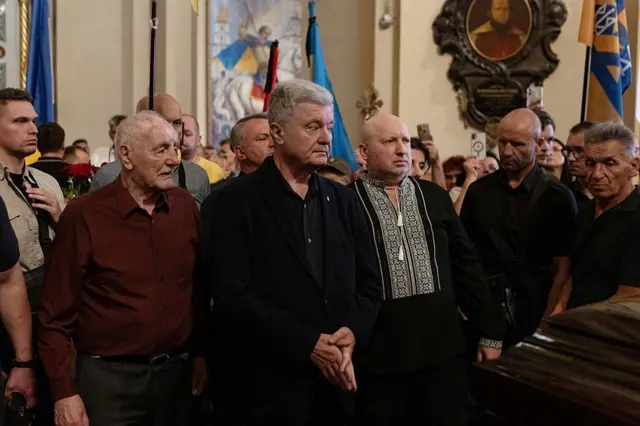 Петр Порошенко и Александр Турчинов на отпевании в соборе святого Юра во Львове
