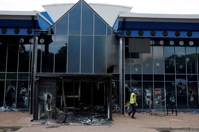 Здание, вход которого поврежден огнем.