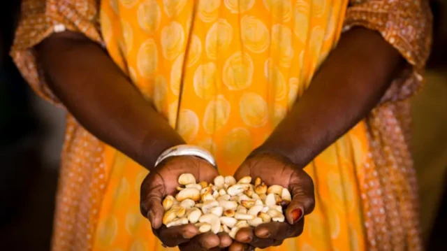 Wata mata da kwallon yazawa a hannunta