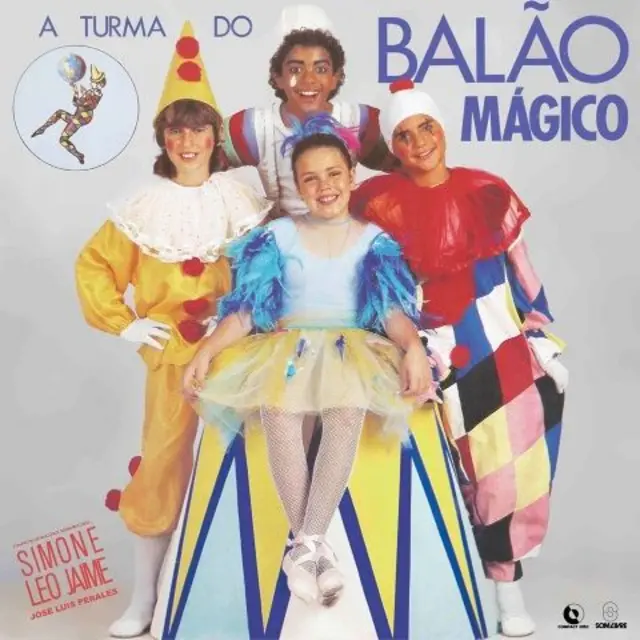 Capa de disco mostra quatro crianças com fantasias, como de palhaço e bailarina