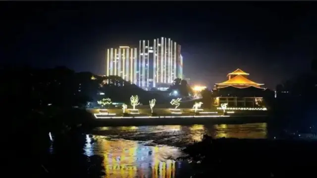 Gedung pusat perjudian di Shwe Kokko, yang terletak di perbatasan Myanmar dan Thailand.
