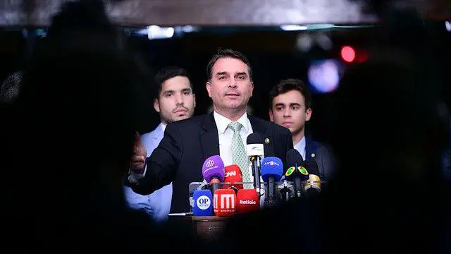 Flávio Bolsonaro concede entrevista a jornalistas