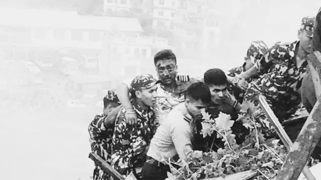 दुर्घटनास्थलबाट विमानचालक मनीषरत्न शाक्यलाई उद्धार गरेर उपचारका लागि अस्पताल लगिएको छ