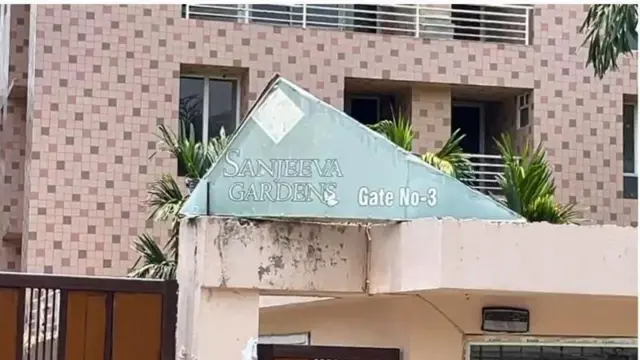 নিউ টাউনের এই অ্যাপার্টমেন্ট কমপ্লেক্সের একটি ফ্ল্যাটে তিনি খুন হন বলে জানিয়েছে পুলিশ।