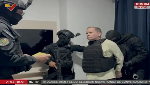 El político opositor venezolano Juan Pablo Guanipa, vestido con un chaleco antibalas, observa cómo lo esposan tras ser detenido por agentes de las fuerzas del orden venezolanas, en un lugar desconocido, en esta captura de pantalla de un vídeo difundido el 23 de mayo de 2025