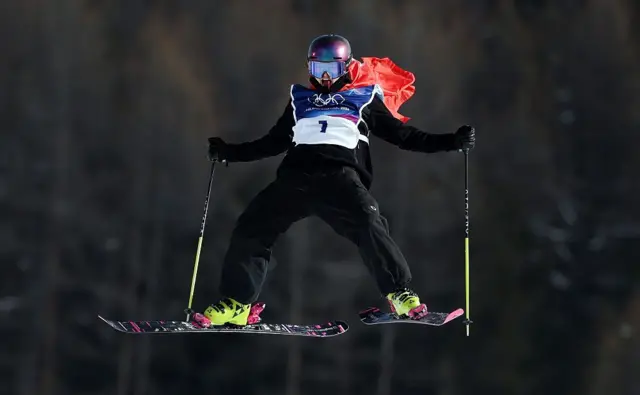 Швейцарская фристайлистка Матильда Гремо празднует победу в финале соревнований по слоупстайлу среди женщин