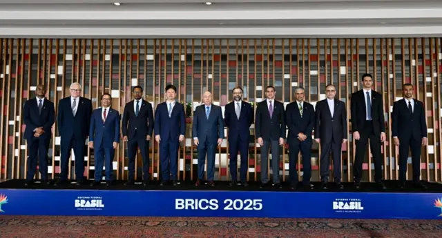 Indonesia đã trở thành quốc gia đầu tiên ở Đông Nam Á gia nhập BRICS, đại diện quốc gia này là ông Tri Tharyat (thứ ba từ trái sang) đã dự cuộc họp BRICS Sherpas lần thứ nhất tại Brazil vào ngày 25/2/2025