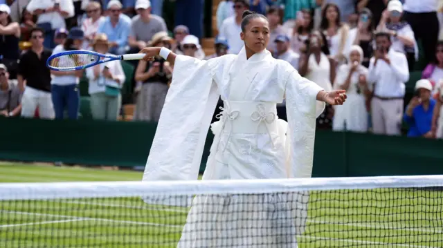 Japonya'dan Naomi Osaka, Londra'daki All England Lawn Tennis and Croquet Club'da düzenlenen 2026 Wimbledon Şampiyonası'nın ilk gününde, Kadınlar Tekler müsabakalarında Fransa'dan Elsa Jacquemot ile oynayacağı maç öncesinde üzerinde beyaz bir kimono ile.