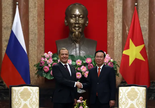 Ông Dmitry Medvedev và ông Võ Văn Thưởng