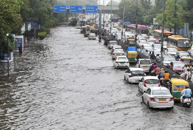 దిల్లీలో భారీ వర్షం, రోడ్డుపై నిలిచిన నీరు, ట్రాఫిక్ జామ్