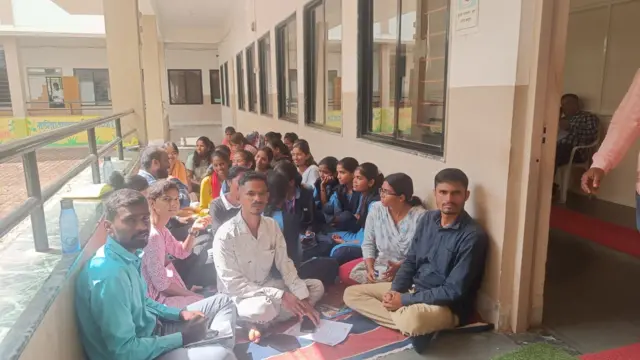आंदोलनाला बसलेले विद्यार्थी