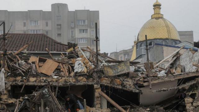 Prédio residencial na cidade ucraniana de Odessa atingido por ataque russo na sexta-feira (29/12)