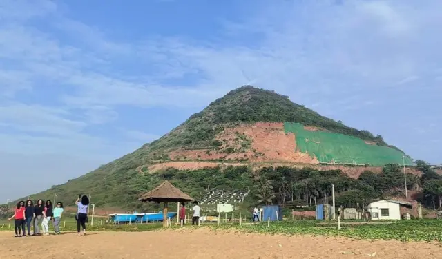 రుషికొండపై నిర్మాణాలు