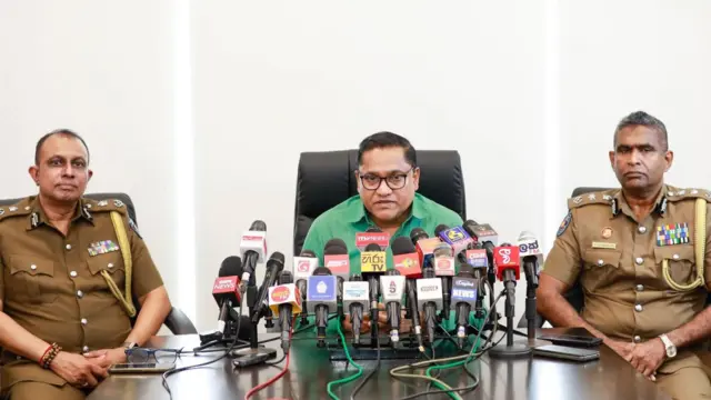 ''ඒ වගේම අත්අඩංගුවට ගනු ලැබූ පිරිස් සතුව ගිනි අවි හෝ පුපුරණ ද්රව්ය ළඟ තිබිලා නැහැ. ඔවුන් යම් සංවිධානවල මූලිකයෝ විදිහට ඉන්නවා කියලා තොරතුරක් තවම වාර්තා වෙලා නැහැ. ඒ ගැන පරීක්ෂණ සිදුකරගෙන යනවා."