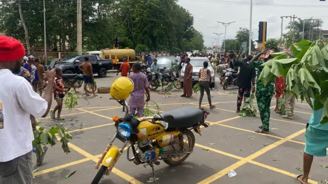 Awọn olufẹhonuhan naa ree ti wọn ja ewe dani lẹyin ti wọn di oju ọna to lọ si ọfiisi Gomina Lucky Aiyedatiwa.