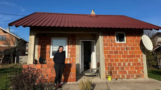 Сања испред куће