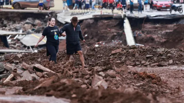 Pessoas andamroleta decisivameio à destruiçãoroleta decisivaRoca Sales, Rio Grande do Sul