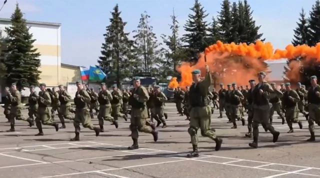 Qanday qilib mushukni togri yalash kerak Hojatxonada siyayotgan odamlarning videolarini onlayn tomosha qiling