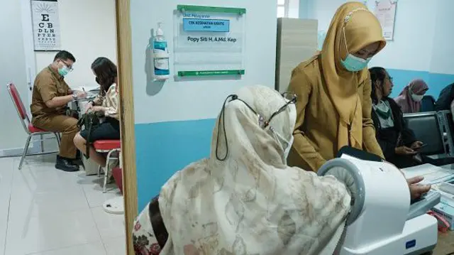 Pasien dirawat di pusat kesehatan masyarakat 24 jam pada hari pembukaan program pemeriksaan kesehatan gratis (PKG) nasional di Jakarta pada 10 Februari 2025.