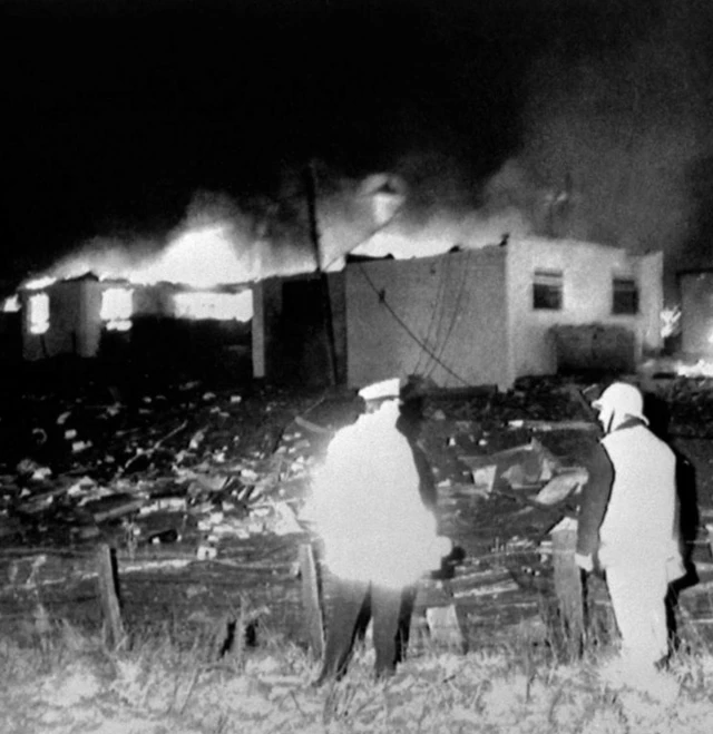 Deux hommes sur un site de l'impact de l'avion