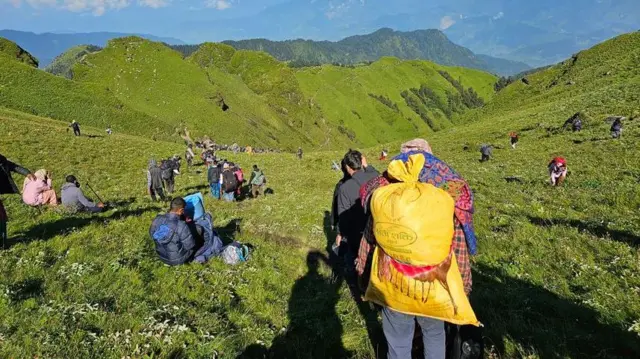 खानेकुराहरू पनि बोकेर हिँड्नुपर्ने बाध्यता
