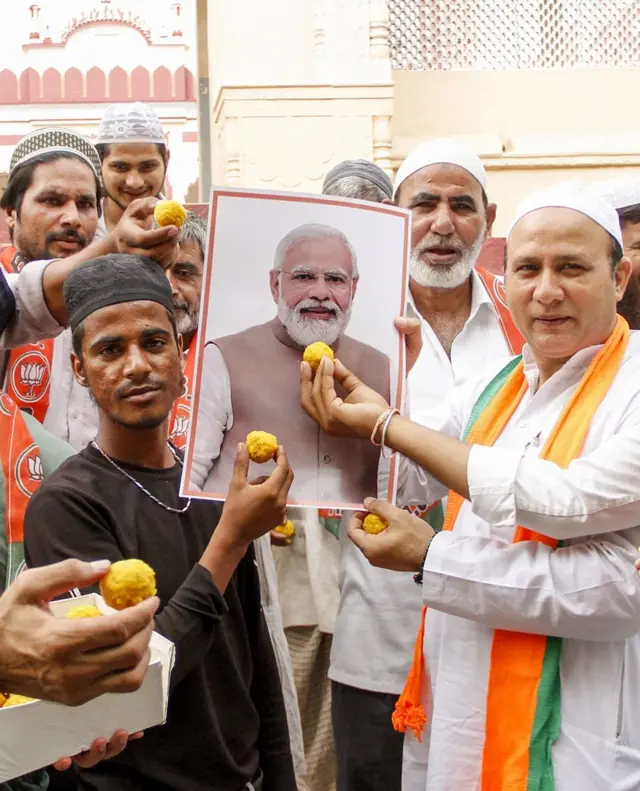 प्रधानमंत्री नरेंद्र मोदी के 73वें जन्मदिन के मौके पर बीजेपी के कुछ मुस्लिम समर्थक उनकी तस्वीर के साथ जश्न मनाते हुए, तस्वीर गुड़गांव की जामा मस्जिद के पास की है