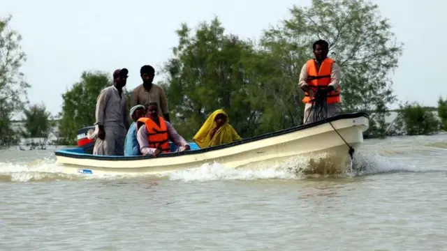 Masyarakat di Pakistan mengungsi akibat bencana banjir.