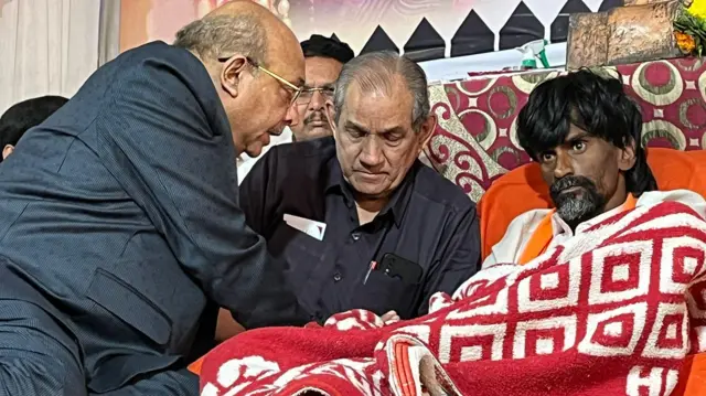 मनोज जरांगे न्यायमूर्तींसोबत चर्चा करताना.