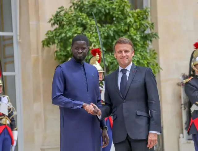Invité en France dans le cadre du Forum mondial pour la souveraineté et l'innovation vaccinales, le président du Sénégal Bassirou Diomaye Faye s’est entretenu avec Emmanuel Macron lors d’un déjeuner à l’Élysée (photo 20 juin 2024). 