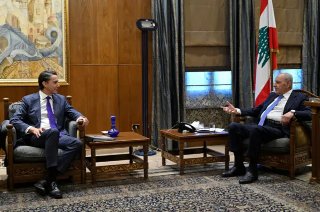 رئيس مجلس النواب اللبناني نبيه بري (يمين) يلتقي المبعوث الأمريكي الخاص آموس هوكشتاين (يسار) في بيروت، لبنان، 19 نوفمبر/تشرين الثاني 2024.