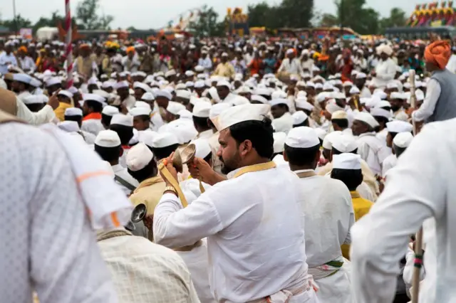 अगदी ज्ञानदेवांच्या आधीपासूनच महाराष्ट्रभरातून वारकरी पंढरपूरच्या पांडुरंगाचं दर्शन घेण्यासाठीची वारी करायला लागल्याचे जाणकार सांगतात. 