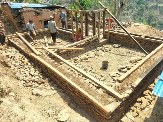 अस्थायी घर बनाउँदै भूकम्पपीडित