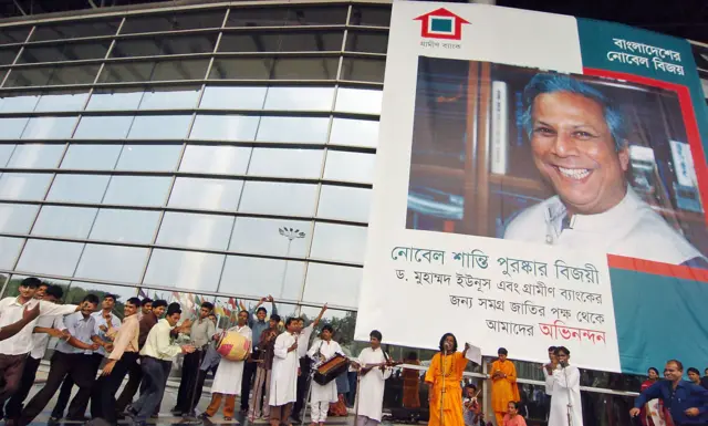 ပါမောက္ခယူနွတ်စ် နိုဘယ်ဆုရလို့ ဘင်္ဂလားဒေ့ရှ်မှာ အောင်ပွဲခံခဲ့ကြစဉ်