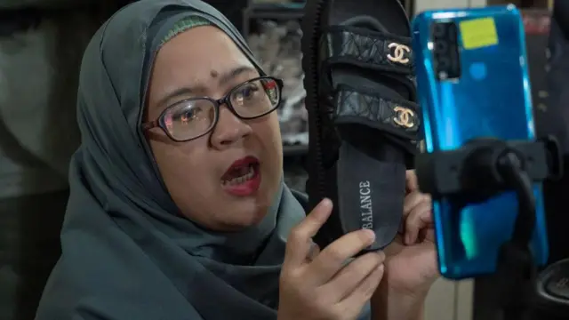 Pedagang di Tanah Abang menjajakan barang dagangannya melalui siaran langsung di media sosial