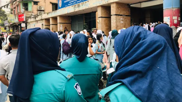 শিক্ষার্থীদের বিক্ষোভকে কেন্দ্র করে বিদ্যালয়ের সামনে পুলিশের অবস্থান