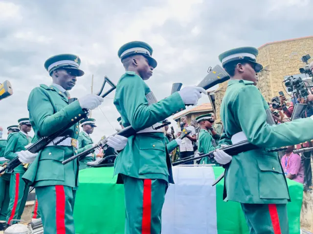 Awọn ologun to gbe ibọn da ni yi iboji Ọba Olakulehin ka