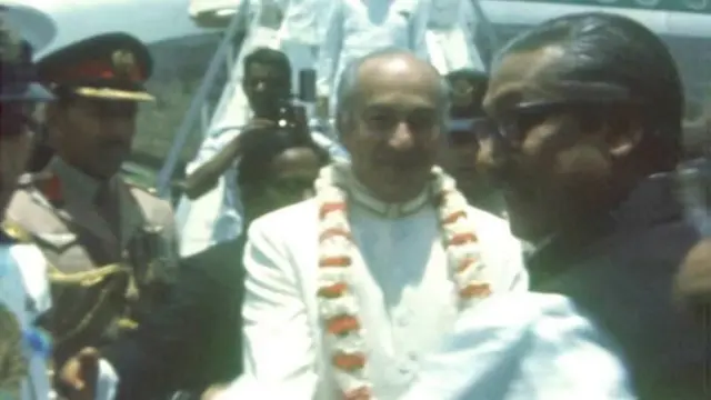 ১৯৭৪ সালে পাকিস্তানের তৎকালীন প্রধানমন্ত্রী জুলফিকার আলী ভুট্টো বাংলাদেশ সফরে এলে তাকে বরণ করে নেন বাংলাদেশের তখনকার প্রধানমন্ত্রী শেখ মুজিবুর রহমান
