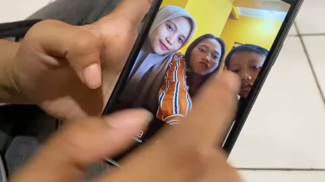 Sindi menunjukkan foto dirinya bersama dua adiknya.