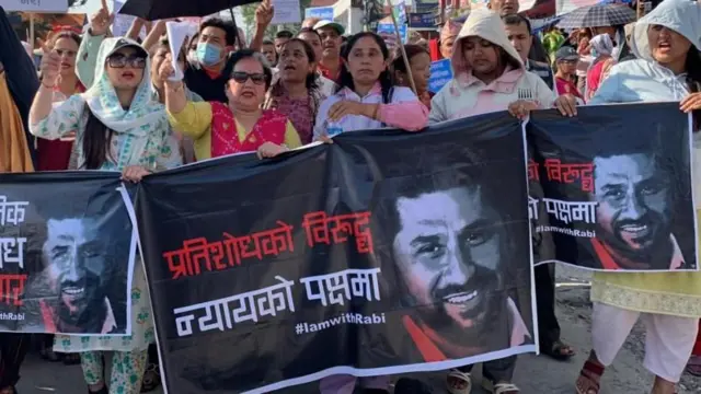 सहकारी ठगी प्रकरणमा आफ्ना सभापति रवि लामिछाने पक्राउ परेपछि विरोधप्रदर्शन गर्दै राष्ट्रिय स्वतन्त्र पार्टीका कार्यकर्ताहरू