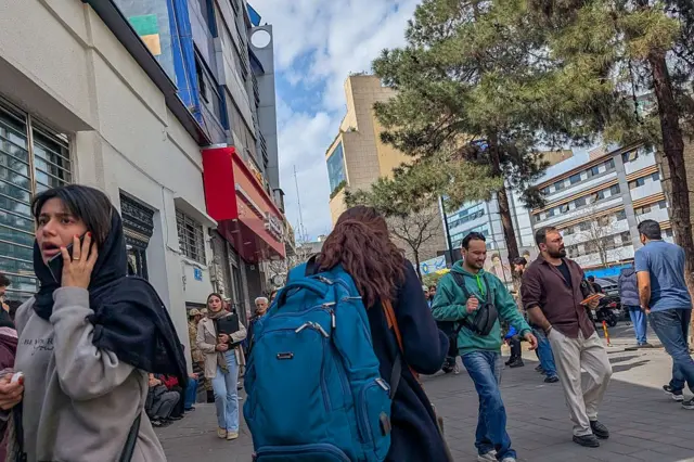 Warga Teheran bergegas menuju tempat perlindungan setelah ledakan terdengar, pada Sabtu (28/02).