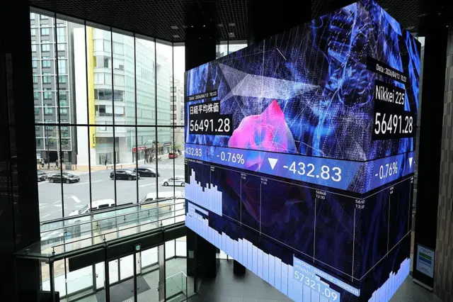 ဧပြီ ၁၃ ရက် ဟော်မုဇ်ရေလက်ကြား ပိတ်ဆို့မယ်လို့ သတင်းထွက်လာအပြီး ဂျပန်နိုင်ငံ၊ တိုကျိုမြို့က စတော့ရှယ်ယာဈေးကွက်မြင်ကွင်း 