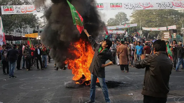 ইমরান খানকে গ্রেফতারের পর বিক্ষোভে উত্তাল হয়ে উঠে পাকিস্তান।