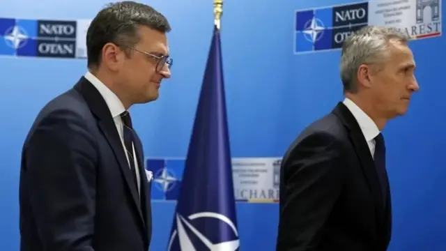 Le ministre ukrainien des Affaires étrangères, Dmytro Kuleba (à gauche) et le chef de l’OTAN, Jens Stoltenberg