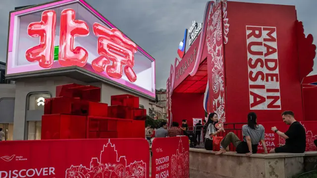Os caracteres chineses que formam o nome de Pequim aparecem em um grande telão durante um evento de promoção de produtos da campanha "Made in Russia" e das relações entre China e Rússia, em um shopping center em Pequim, na China