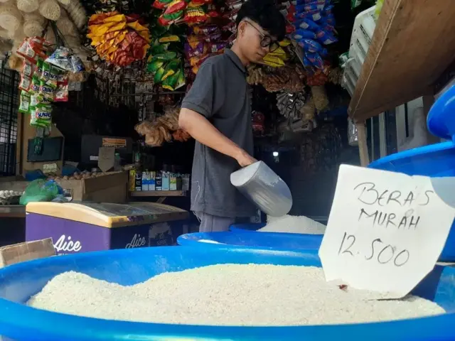 Beras medium dan premium di Kota Medan, Sumatra Utara, sempat langka pada Juli hingga awal Agustus lalu. 