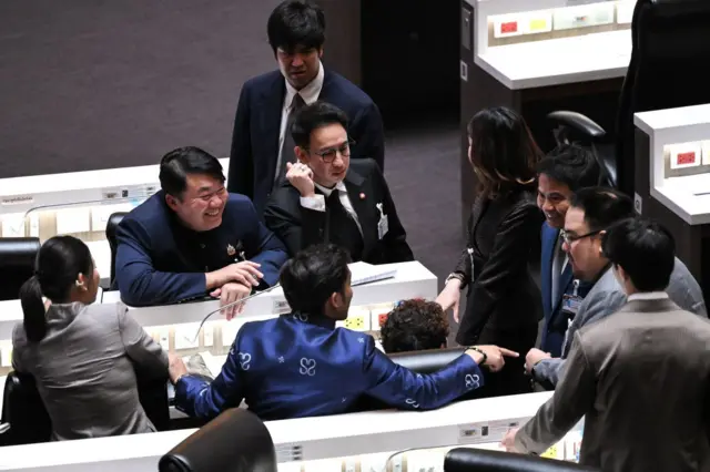 นักการเมืองรุ่นใหม่ของพรรค ภท. หารือกันในระหว่างการประชุมสภา