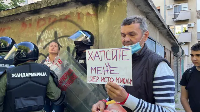 Slika sa blokade novosadskog suda kojom su studenti i aktivisti tražili oslobađanje 'novosadske šestorke'